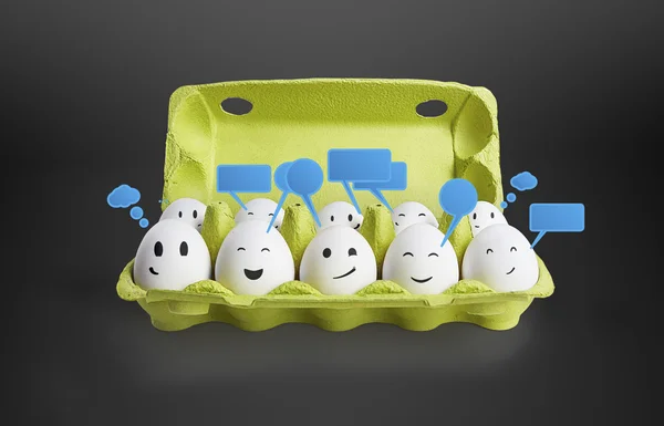 Группа счастливых улыбающихся яиц с социальным чатом и речевыми пузырями — стоковое фото