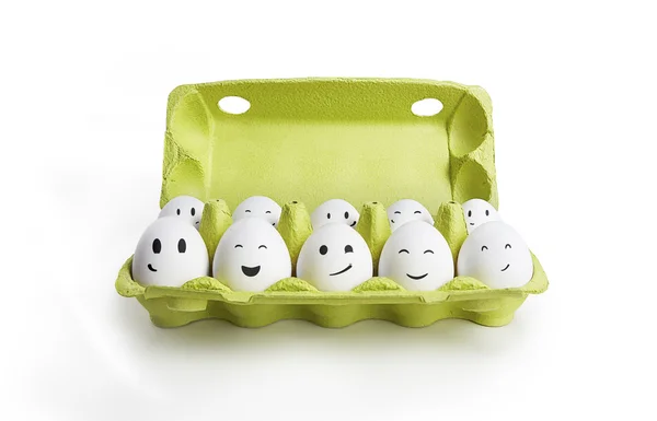 Група щасливих яєць зі усміхненими обличчями, що представляють соціальну мережу — стокове фото