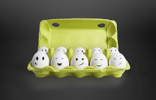 Groupe d'œufs heureux avec des visages souriants représentant un réseau social — Photo
