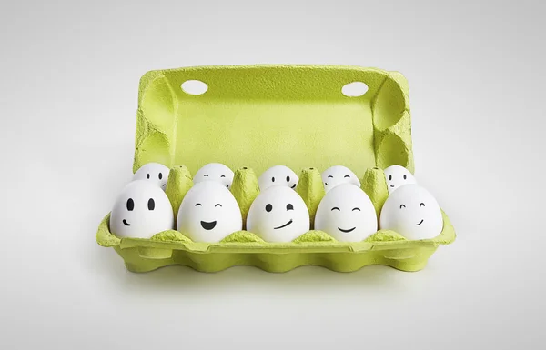 Grupo de ovos felizes com rostos sorridentes representando uma rede social — Fotografia de Stock