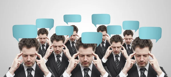 Grupp av affärsmän med sociala chat tecken och tal bubblor. — Stockfoto
