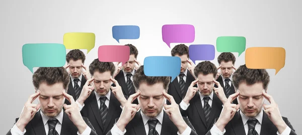 Grupo de hombres de negocios con señal de chat social y burbujas de habla . — Foto de Stock
