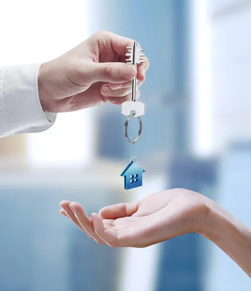 Mann übergibt einer Frau einen Hausschlüssel. — Stockfoto