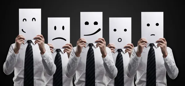 Fünf Geschäftsleute mit einer Karte mit emotionalem Gesicht. — Stockfoto