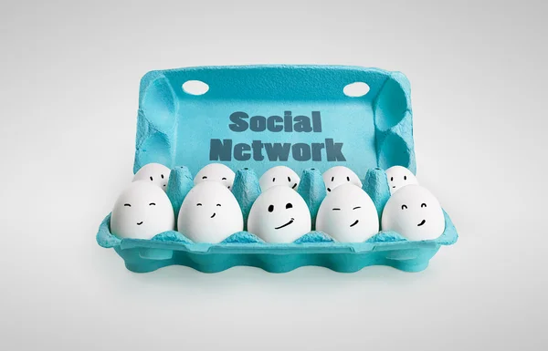 Groupe d'œufs heureux aux visages souriants représentant un réseau social — Photo
