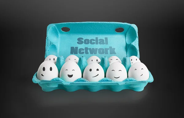 Gruppo di uova felici con facce sorridenti che rappresentano un social network — Foto Stock