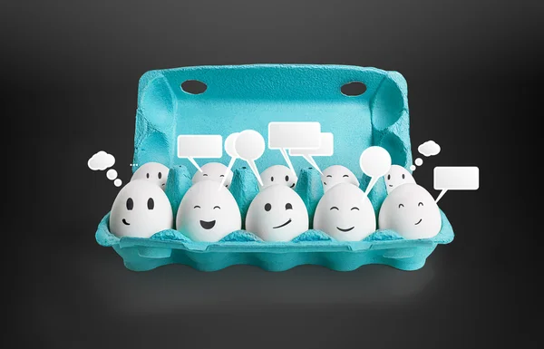 Skupina happy usmívající se vajec sociální chat znamení a řeči bubliny — Stock fotografie