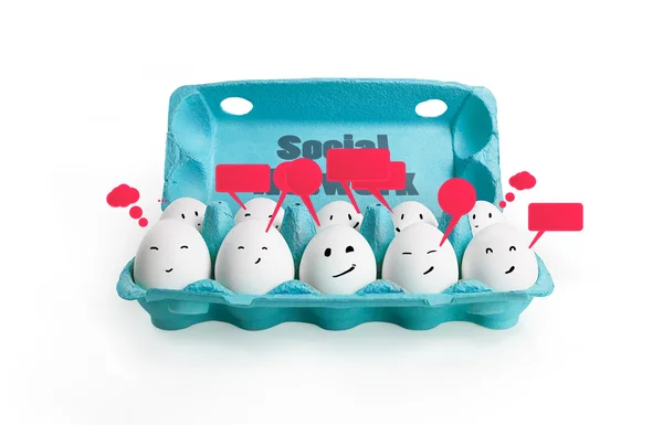 Grupo de huevos sonrientes felices con señal de chat social y burbujas de habla —  Fotos de Stock