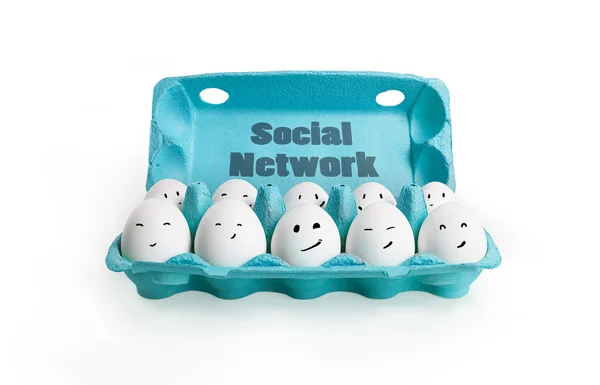 Groupe d'œufs heureux aux visages souriants représentant un réseau social — Photo