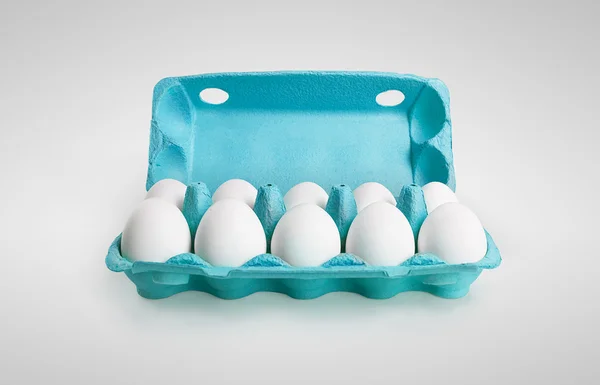 Karton kutuda 10 beyaz yumurta. — Stok fotoğraf