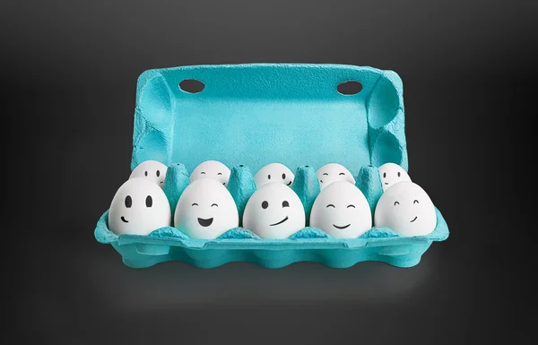 Grupo de ovos felizes com rostos sorridentes representando uma rede social — Fotografia de Stock