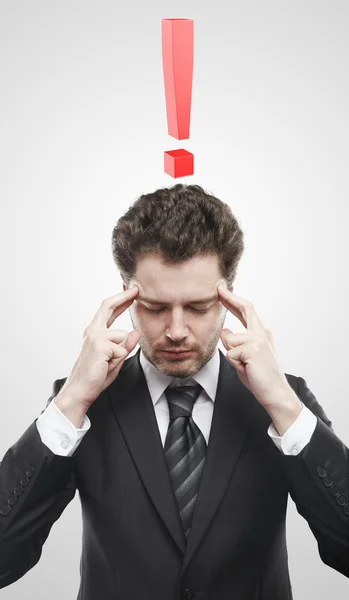Portret van een jonge man met rood uitroepteken boven zijn hoofd. — Stockfoto