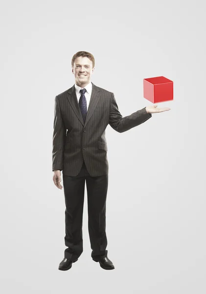 Jovem empresário com caixa vermelha . — Fotografia de Stock