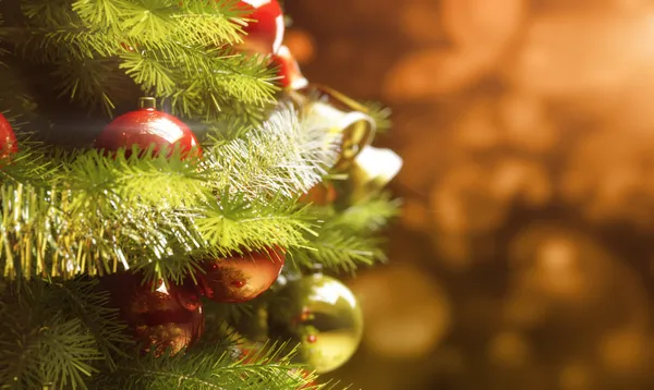 Achtergrond met een kerstboom en vakantie lichten. — Stockfoto