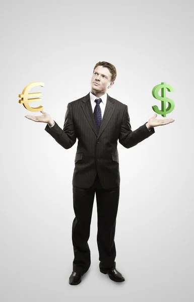 Jovem empresário escolhe sinais de euro ou dólar . — Fotografia de Stock