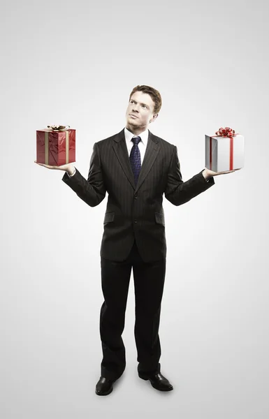 Jonge zakenman met een geschenken op zijn handen. — Stockfoto