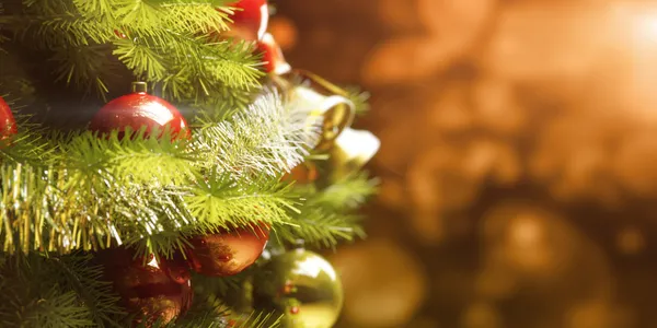 Fundo com uma árvore de Natal e luzes de férias . — Fotografia de Stock