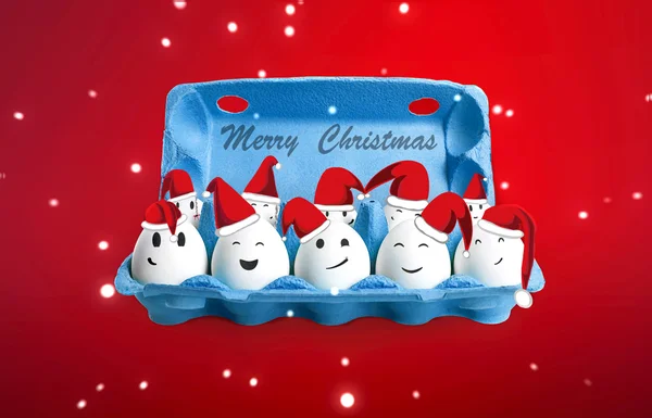 Groep van gelukkig eieren gekleed in Kerstman rood-witte hoeden. — Stockfoto