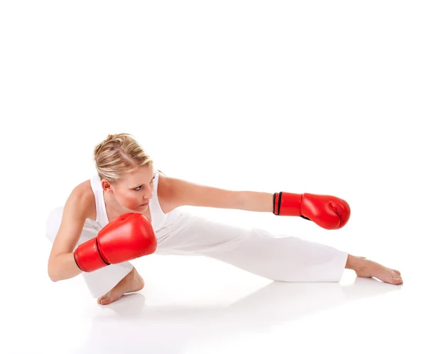 Jovem mulher como lutadora — Fotografia de Stock