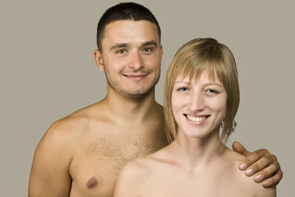 Jovem casal feliz contra — Fotografia de Stock