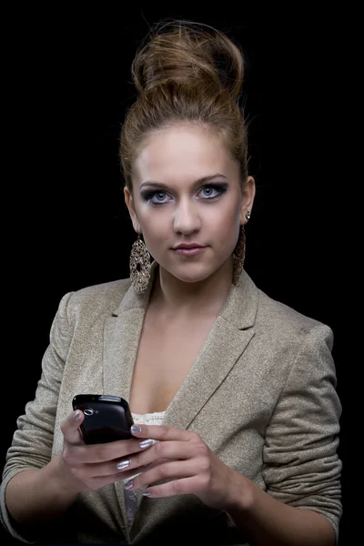 携帯電話を持つ若いビジネス女性は — ストック写真