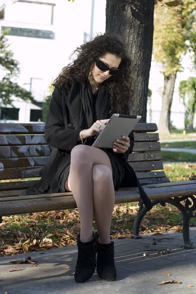 Vrouw en tablet pc — Stockfoto