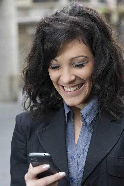 SMS-t és a mosoly, fiatal nő — Stock Fotó