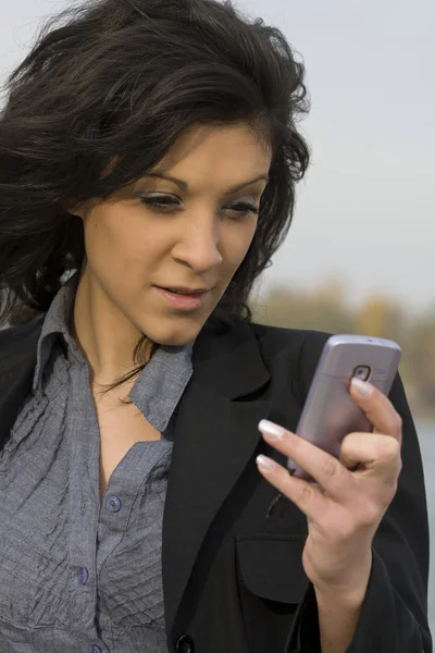 Nő és mozgatható telefon — Stock Fotó