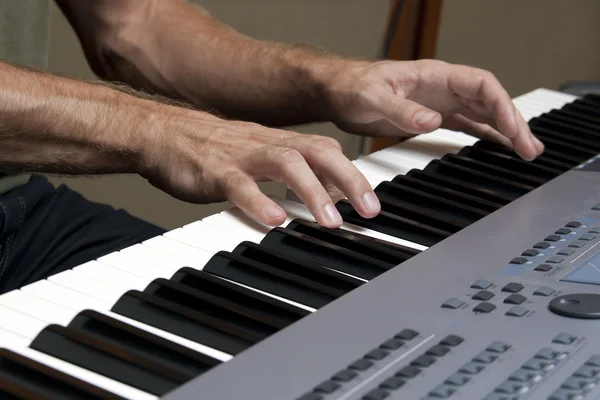 Two hands and music keyboards — Stock Photo, Image