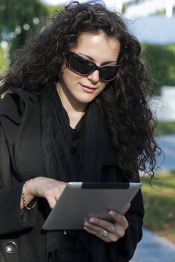 genç kadın ve tablet pc