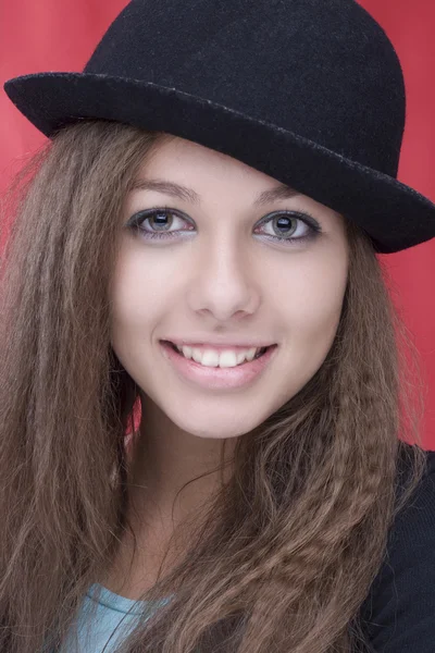 Femme wth beau sourire et chapeau — Photo