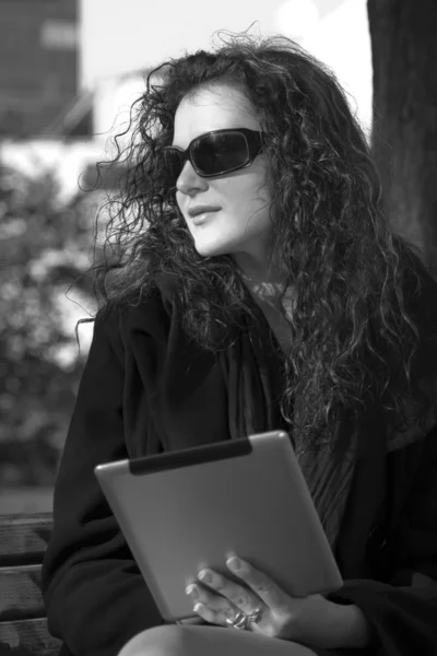Mujer de negocios con tableta pc —  Fotos de Stock