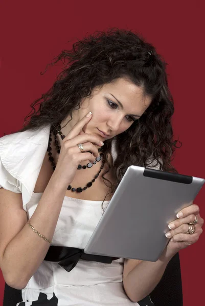 Chica y ordenador portátil — Foto de Stock
