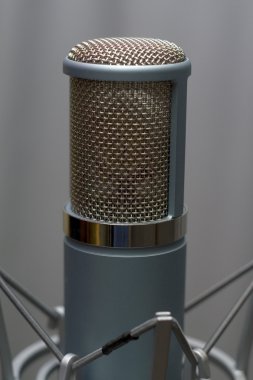 BROADCAST MICROPHONE