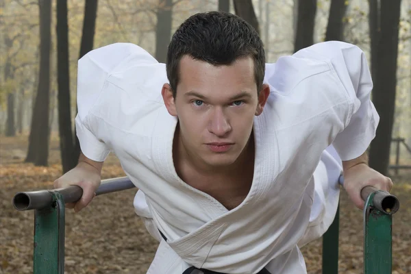 Karate träning i höst skog — Stockfoto
