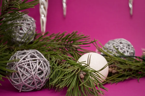 Decoração de Natal com fundo violeta — Fotografia de Stock