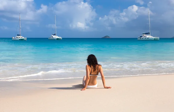 Menina na praia de Seychelles — Fotografia de Stock