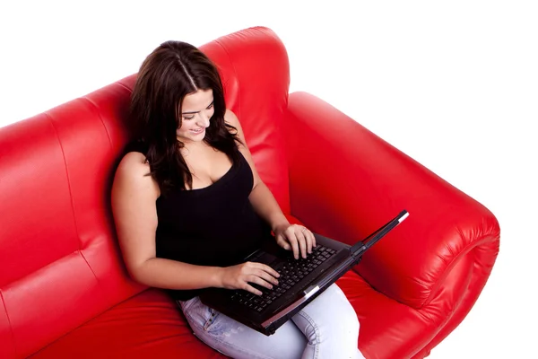 コンピューターとソファの上の女性. — ストック写真