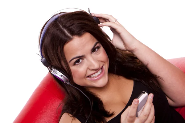 Giovane donna godendo la musica . — Foto Stock