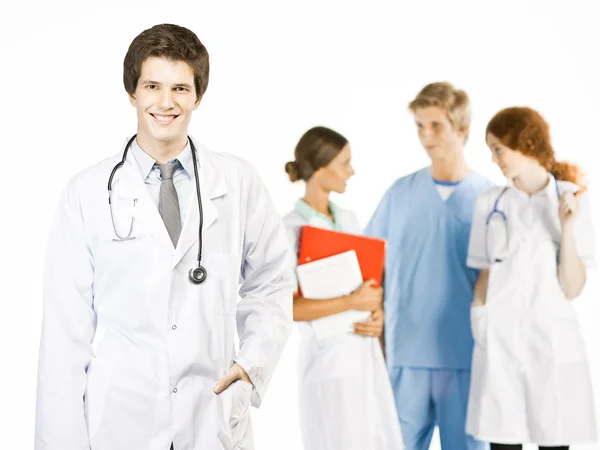 Группа улыбающихся медиков на белом фоне — стоковое фото