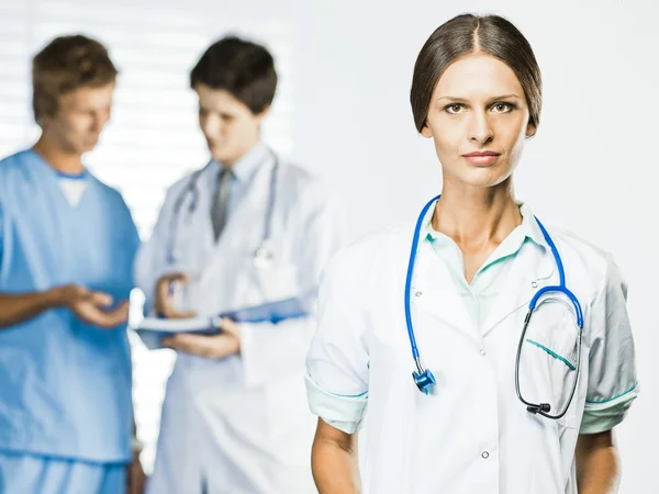 Медицинская женщина на белом фоне — стоковое фото