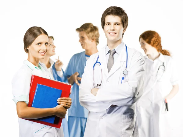 Група усміхнених лікарів на білому тлі — стокове фото