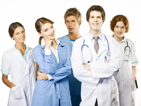 Группа улыбающихся медиков на белом фоне — стоковое фото