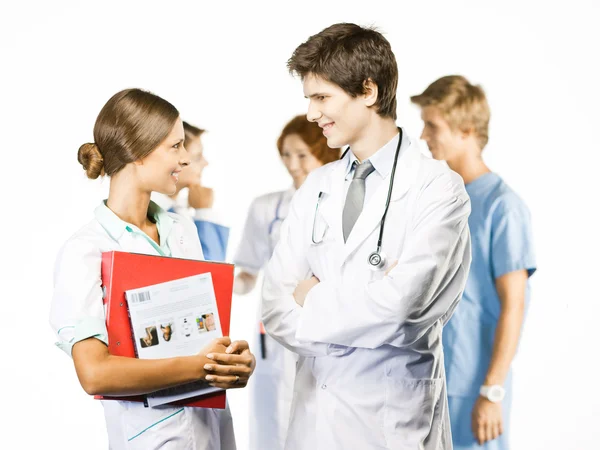 Grupo de médicos sonrientes sobre fondo blanco — Foto de Stock