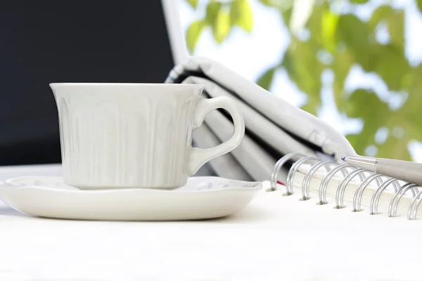 Kopje koffie met kantoor-en communicatieapparatuur — Stockfoto