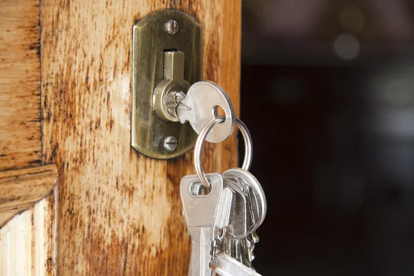 Keys at the front door of the house — Stock Photo, Image