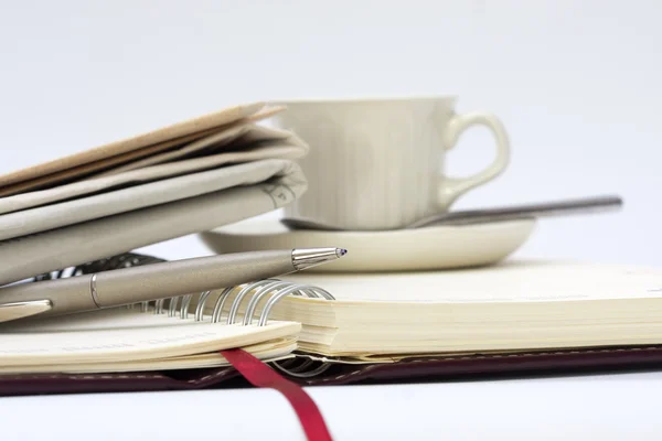 Bir fincan kahve ile büro malzemeleri — Stok fotoğraf