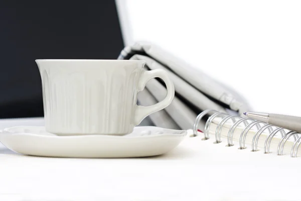 Fournitures de bureau avec une tasse de café — Photo
