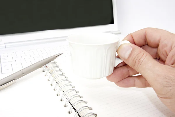 Hand som håller kaffet på jobbet — Stockfoto