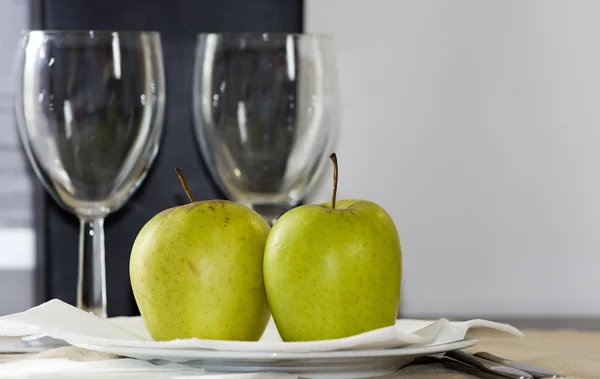 Äpplen och drycker i rummet — Stockfoto